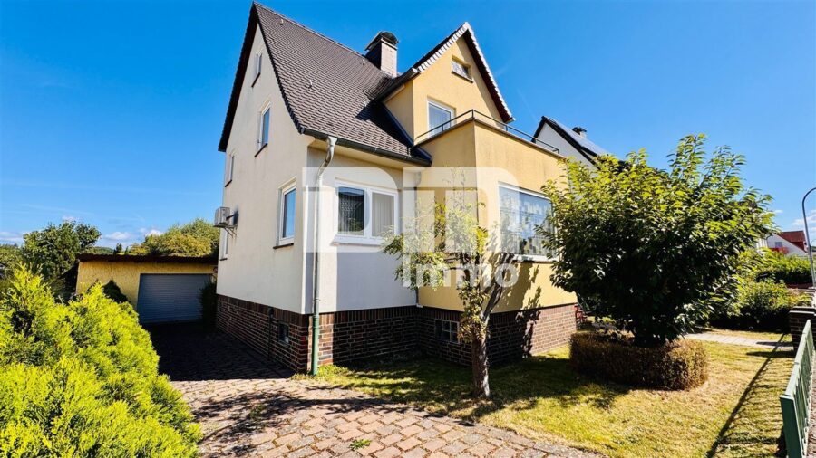 Gepflegtes Einfamilienhaus auf großem Grundstück mit Garage, Terrasse und Balkon - Zufahrt Garage